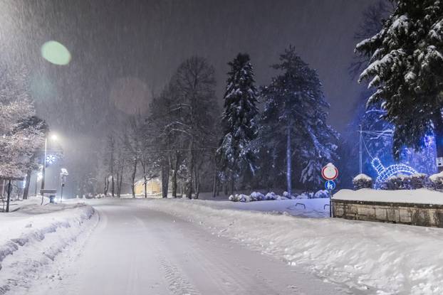 Snježni ugođaj u Gračacu