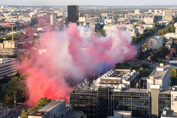 Zagreb: Vojni mimohod završio uz veličanstveni pirotehnički šou 