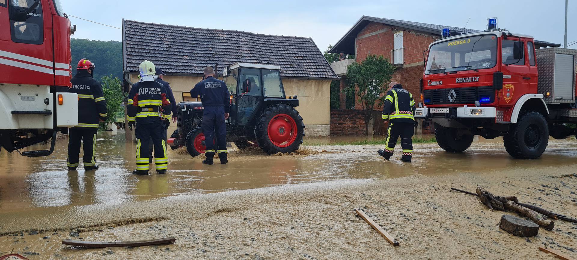 Bujice poplavile dvorišta, ceste i podrume, mještani su ogorčeni: 'Sve je puno vode, katastrofa!'