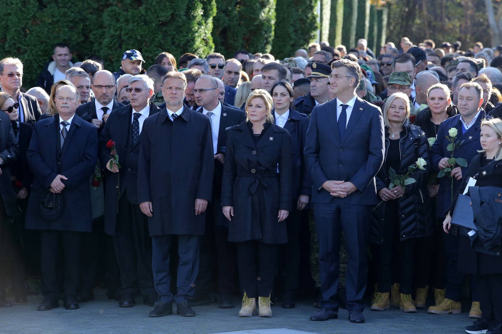 Vukovar: Brojna izaslanstva na Memorijalnom groblju položila vijence za poginule