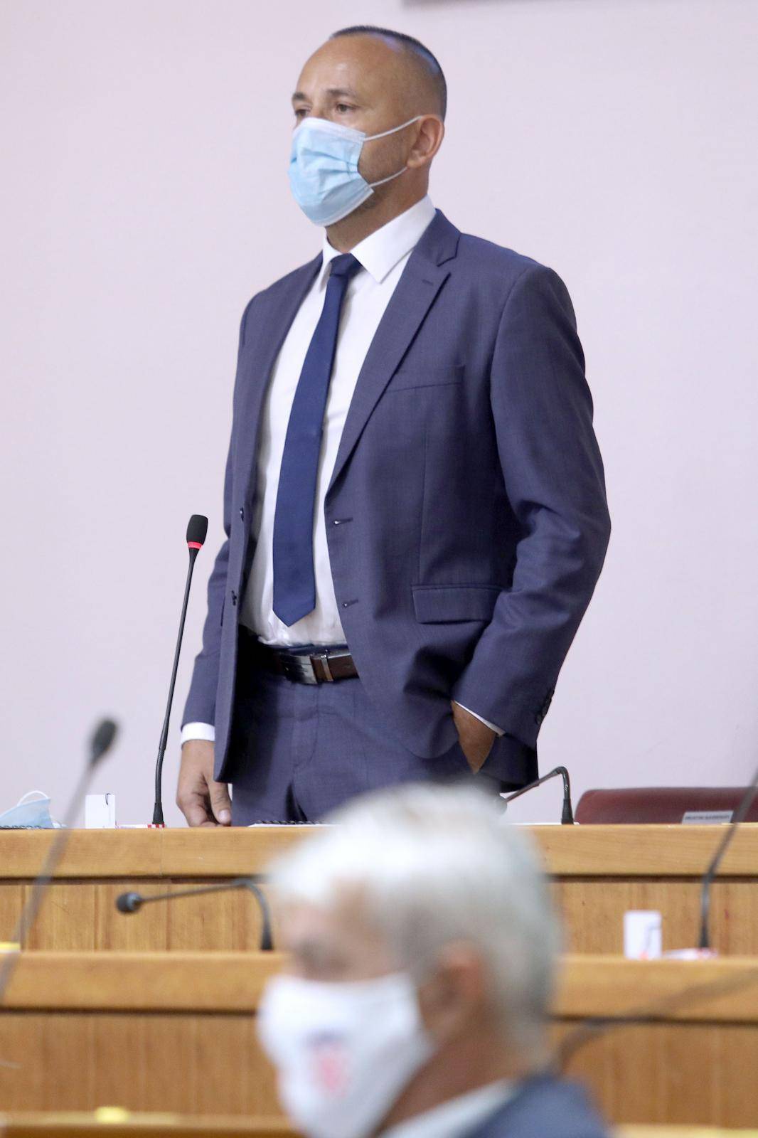Zagreb: Hrvoje Zekanović se na početku sjednice pokušao izboriti za nenošenje maske