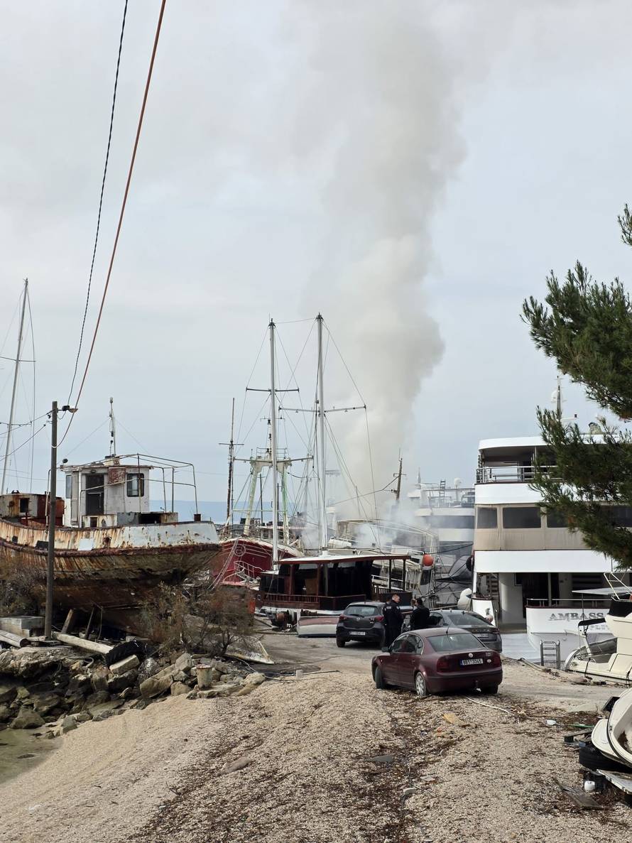 VIDEO Vatrogasci cijelu noć gasili požar broda u luci Bajnice