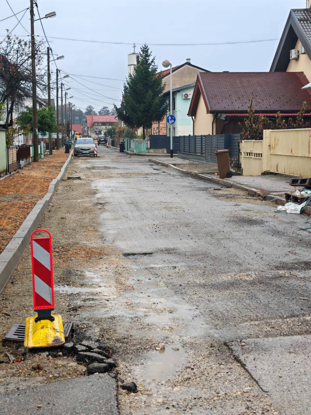 Da ne povjeruješ: 'Ulica nam je mjesecima raskopana, a radnik svaki dan spava u bageru!'