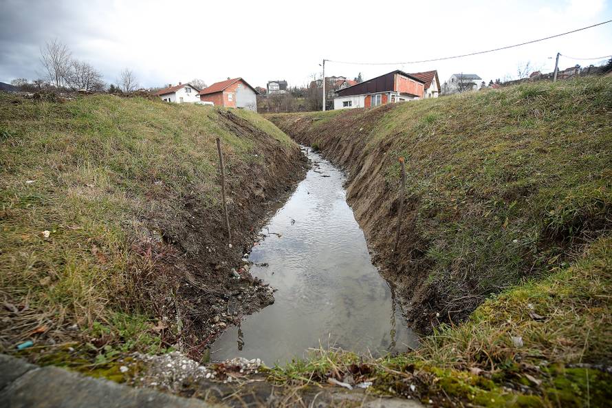 Ne dam Hrvatskim vodama da unište moj vrt, stablo i potok...