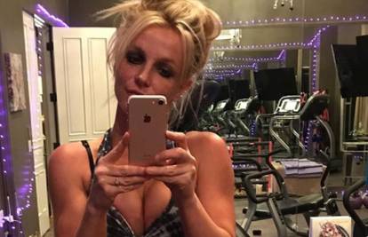 Bila je nezadovoljna: Britney je od dečka dobila bujnije grudi