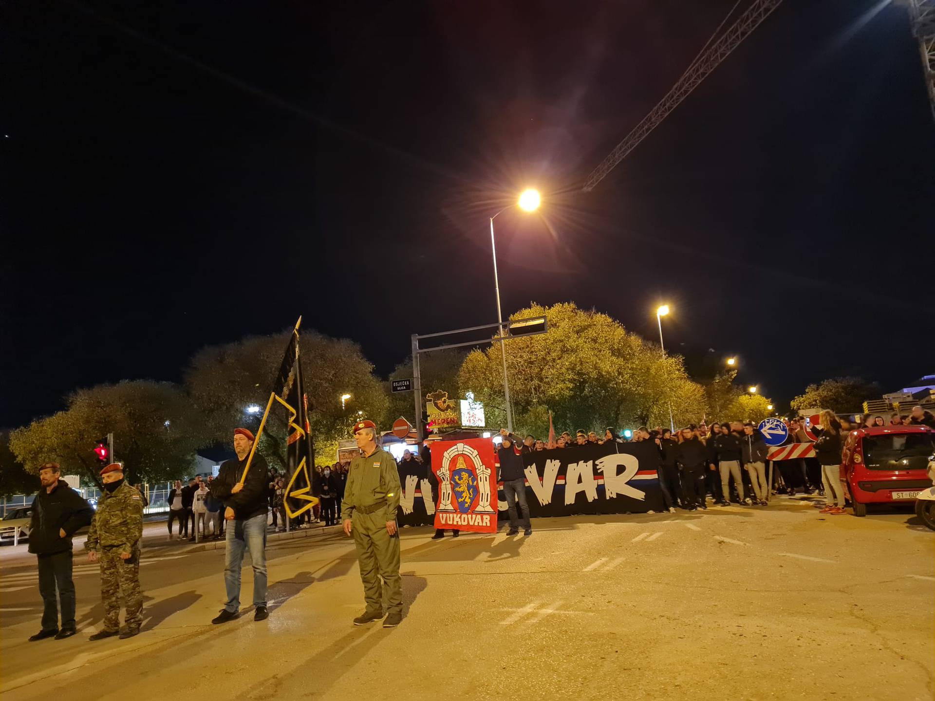 VIDEO Svjetlosna rijeka sjećanja na Dunavu, u Splitu stotine ljudi na mimohodu kroz Vukovarsku