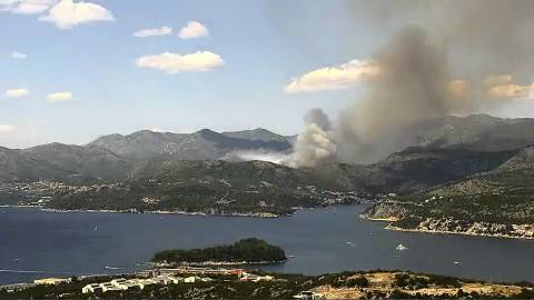 Vatrogasce koji gase požar kod Dubrovnika čeka duga noć: Bura nam otežava, ostajemo do sutra