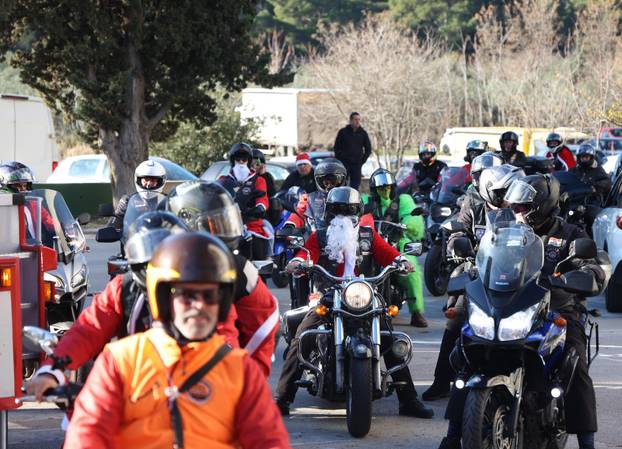 Šibenik:  Motomrazovi tradicionalno u predboži?no vrijeme darivali Centar za odgoj i obrazovanje Šubi?evac