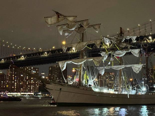 Mexican Navy training ship damaged after it ran into the Brooklyn Bridge in New York City