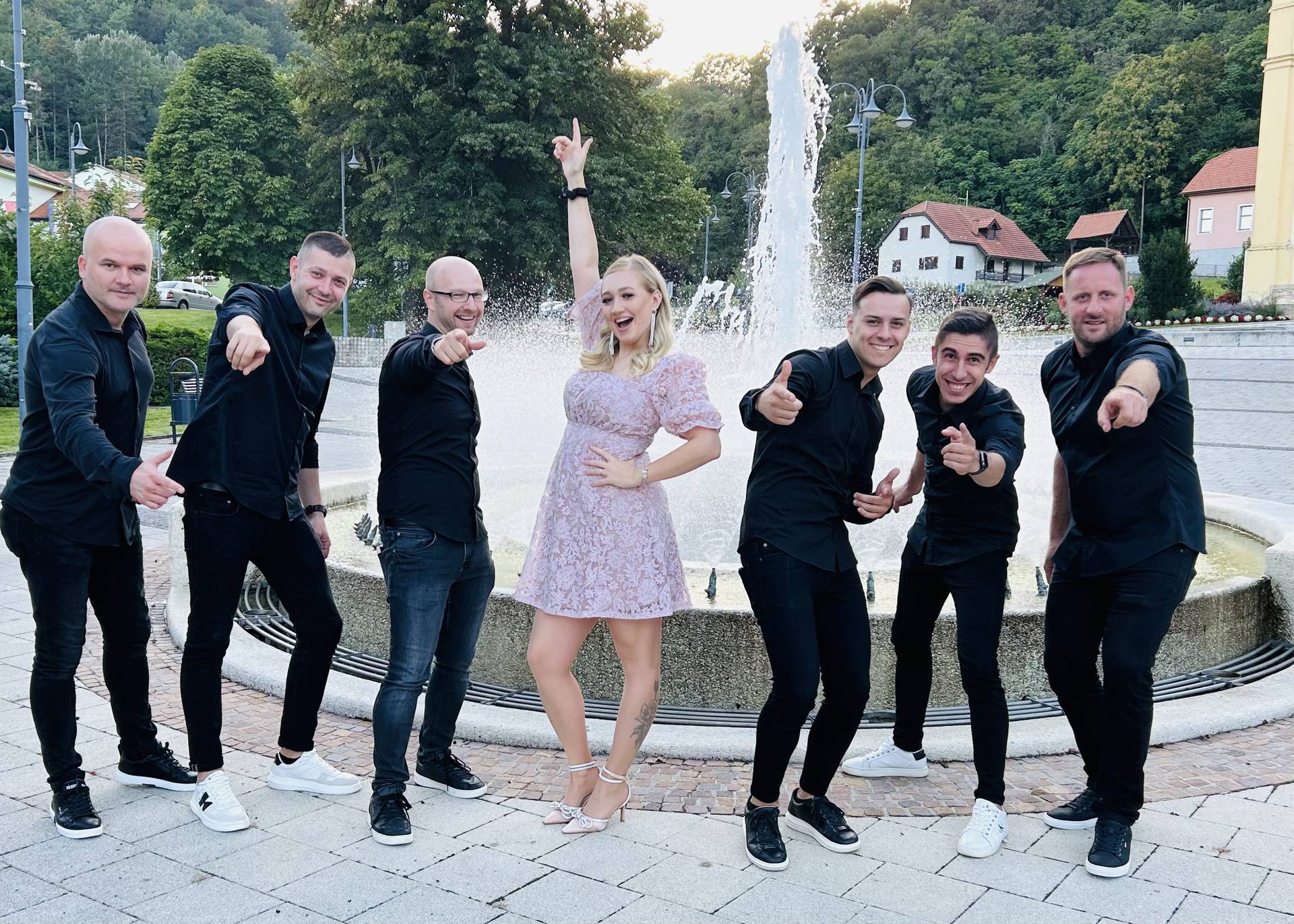 Trenutno najtraženiji svadbeni bend ‘Grupa Profeel’ udružio je snage s finalistom SuperStara