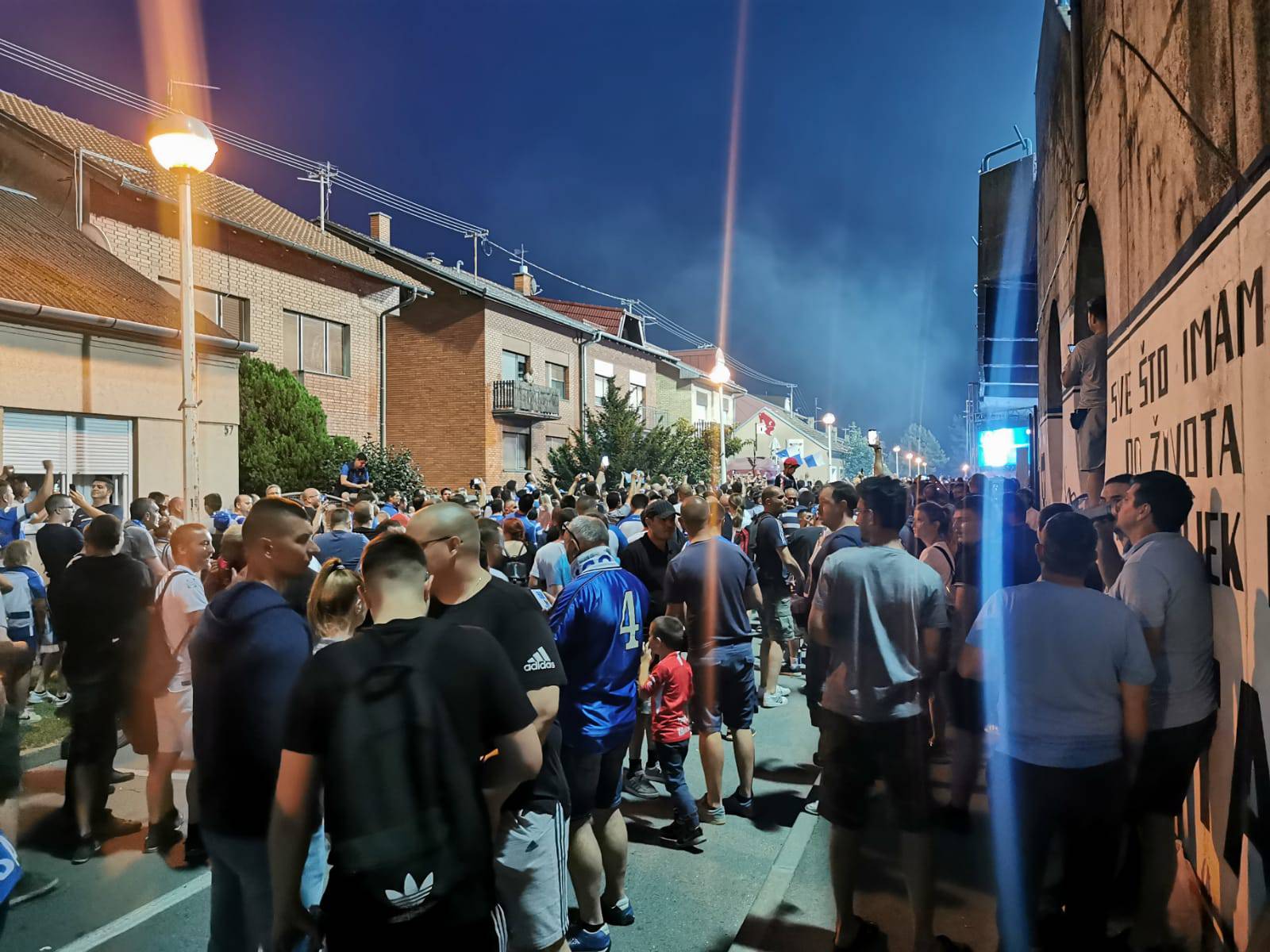 Na stadionu nitko, a iza njega - tisuće! Ipak tužna osječka večer