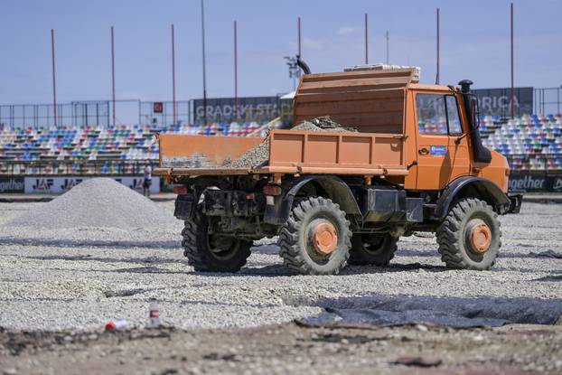 Velika Gorica: Radovi na promjeni travnjaka na stadionu Gorica 