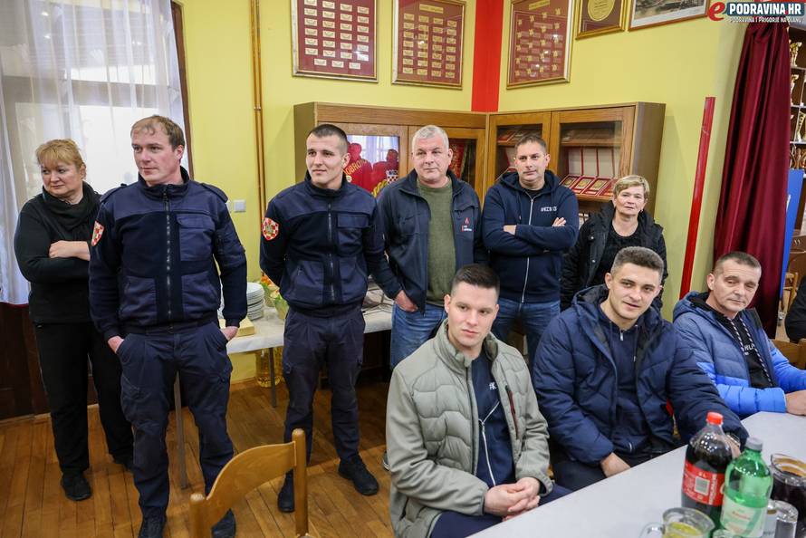 FOTO Vatrogasci iz Koprivnice u mirovinu ispratili svoju tetu Katicu: 'Radila je tu 40 godina'