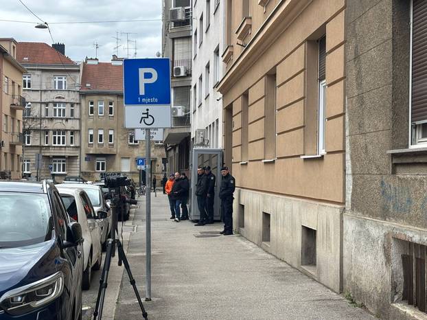 FOTO Otužan skup desničara: Keleminec pušta Thompsona, netko ih je gađao jajima