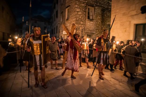 U Imotskom na Cvjetnicu uprizorena „Imotska Muka“, scenski prikaz Muke Gospodina našega Isusa Krista 