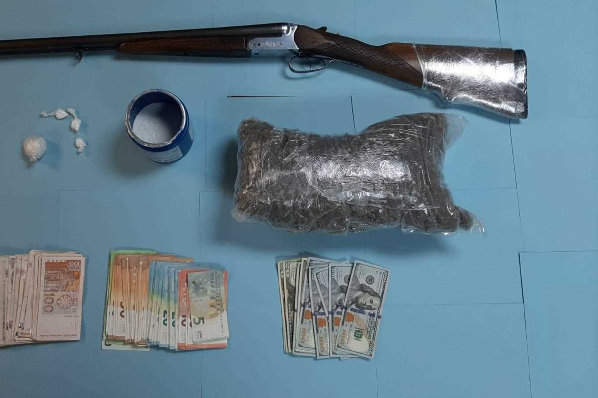 Pretražili su dom Splićaninu pa   pronašli marihuanu, kokain, digitalnu vagu i lovačku pušku