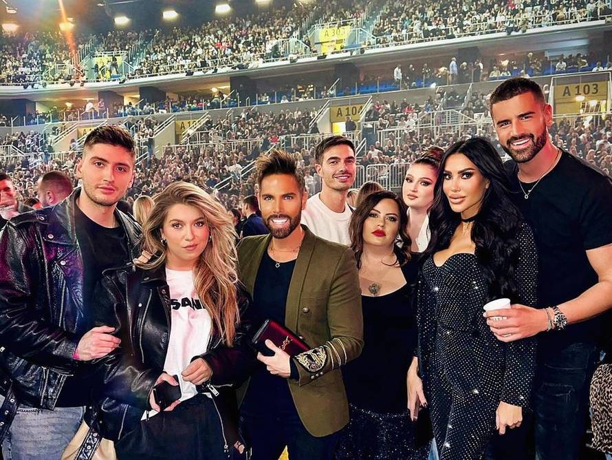 Marko Grubnić s društvom uzeo stol na koncertu Aleksandre Prijović: Pjevao je i pio vodu