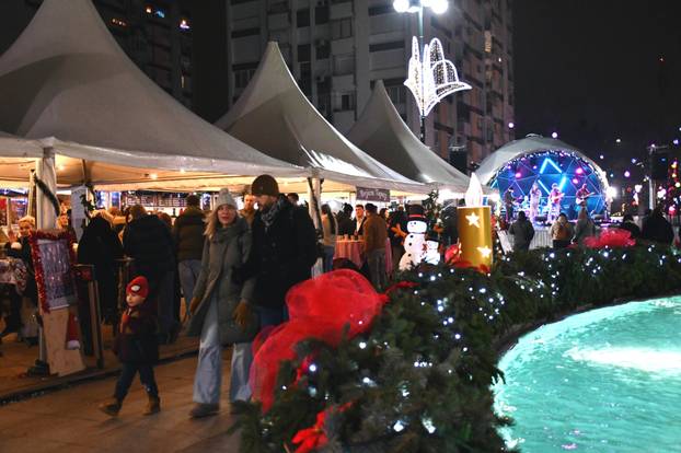FOTO U Slavonskom Brodu zapaljena 3. adventska svijeća