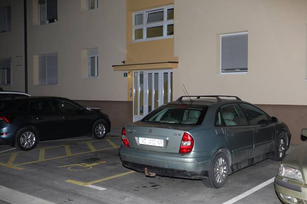 Karlovac: Osobni automobil Citroen C5 parkiran ispred stambene zgrade