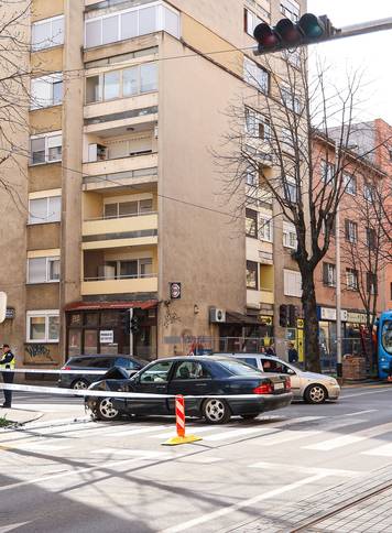 Zagreb: Na križanju Ilice i Ulice Ivana Cankara sudarili su se osobno i policijsko vozilo