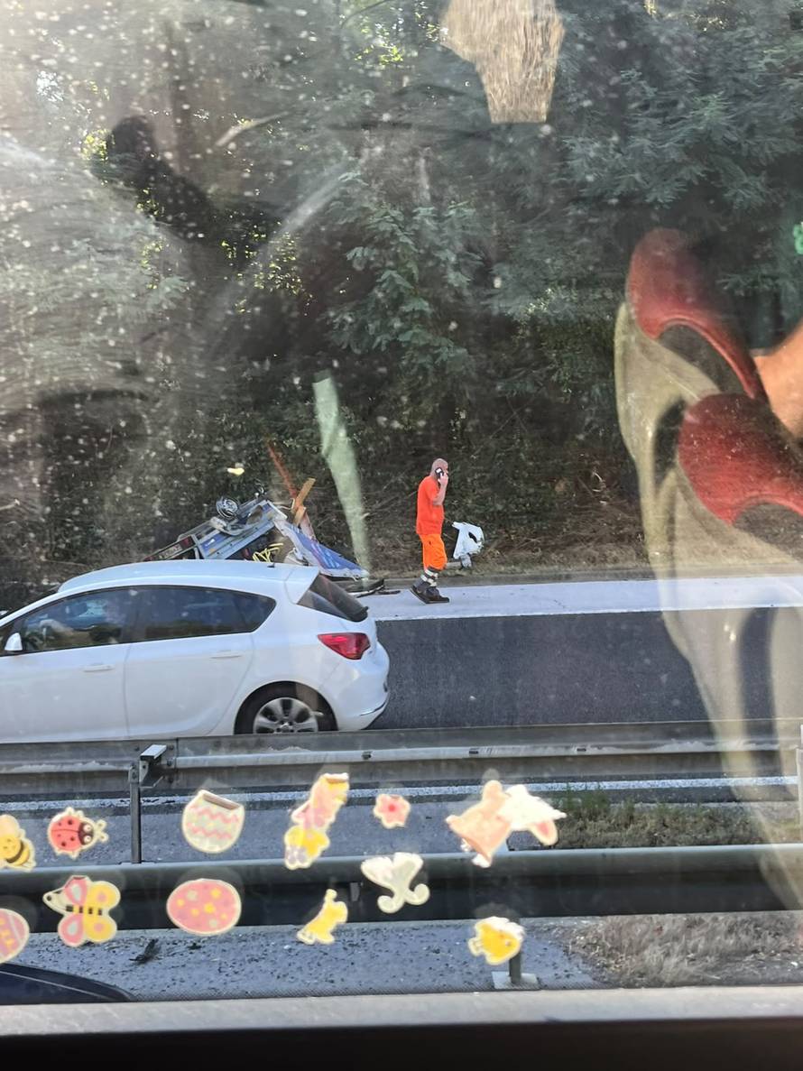 FOTO Strašna nesreća na A1 kod Bosiljeva: 'Auto je na krovu'