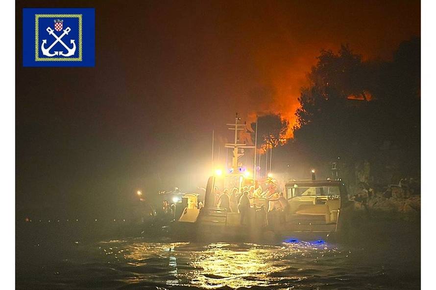 POŽAR NA BRAČU OPET BUKTI Iznad Milne ponovno se digao plamen, šalju i dva kanadera!