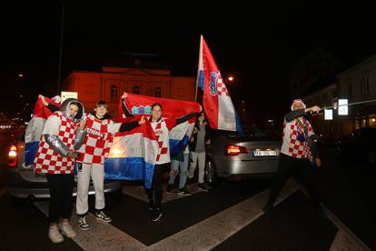 Slavlje navijača na ulicama Karlovca nakon pobjede Hrvatske nad Brazilom