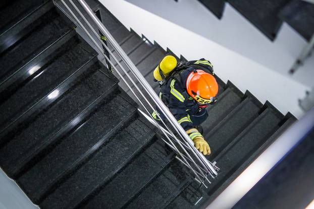 Zagreb: Vatrogasci pod punom opremom pretrčali 666 stepenica u humanitarne svrhe