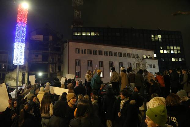 Beograd: Ispred zgrade Radio Televizije Srbije (RTS) studenti  prave buku za vrijeme  Dnevnika RTS-a