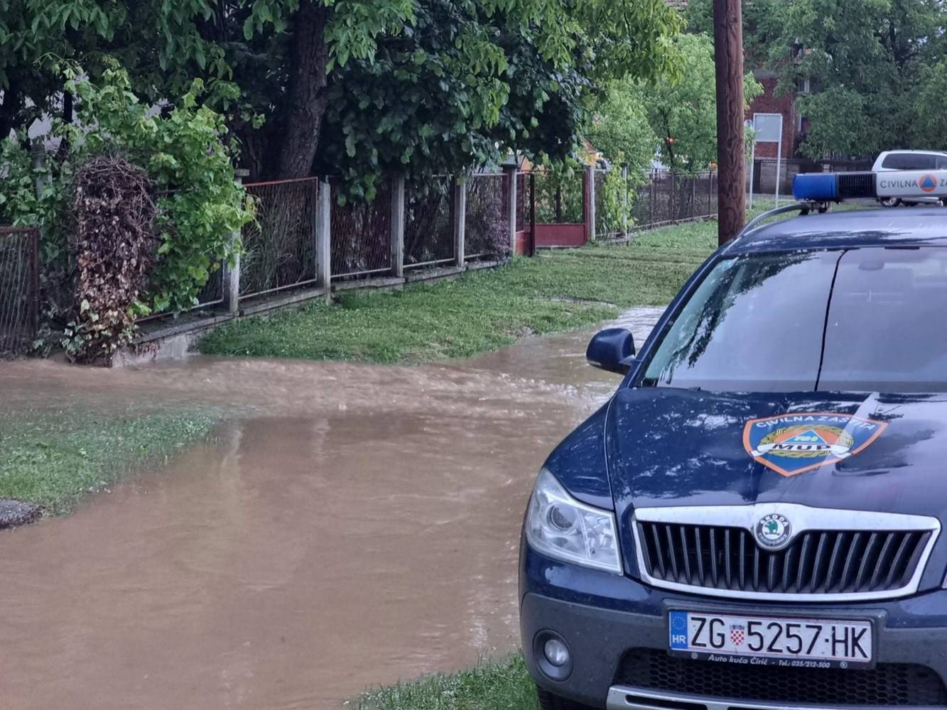Jako nevrijeme poplavilo kuće, dvorišta i ceste diljem Hrvatske: 'U Požegi je palo 63 l/m2 kiše'