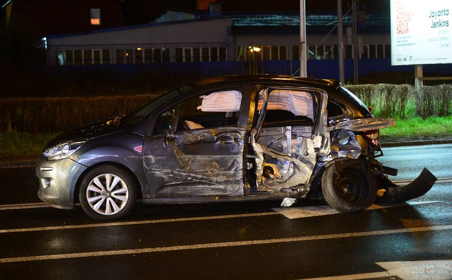 Troje ozlijeđenih u sudaru auta i autobusa, promet je otežan...