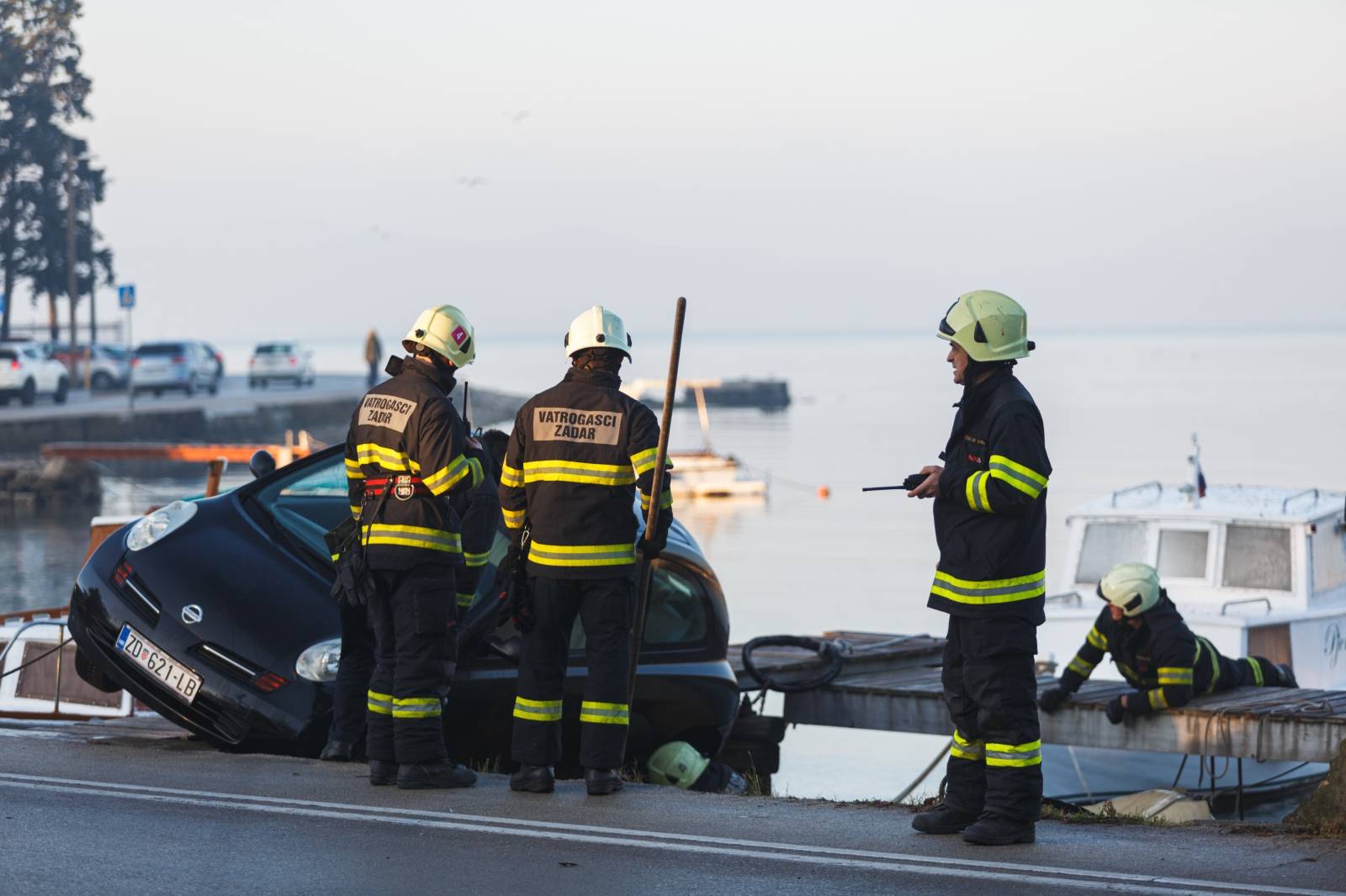 Zadar: Vozilo zamalo završilo u moru - izvukli ga vatrogasi