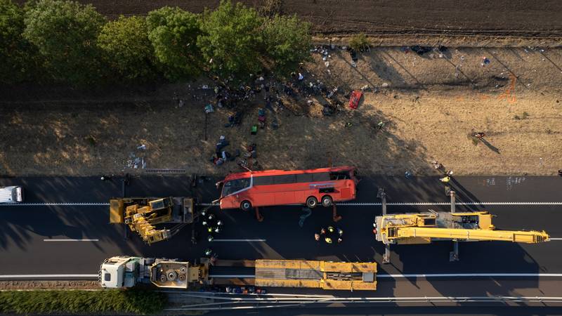 Prve fotografije s mjesta strave u Mađarskoj. Ovdje je autobus sletio s ceste. Dvanaest mrtvih!