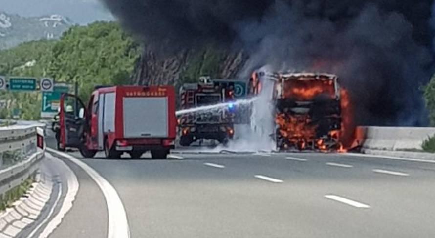 Video: Autobus je izgorio kod Rijeke, požar se širio i na šumu