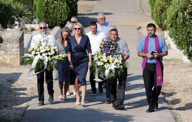 Vela Luka: Polaganje vijenaca na grob Olivera Dragojevića