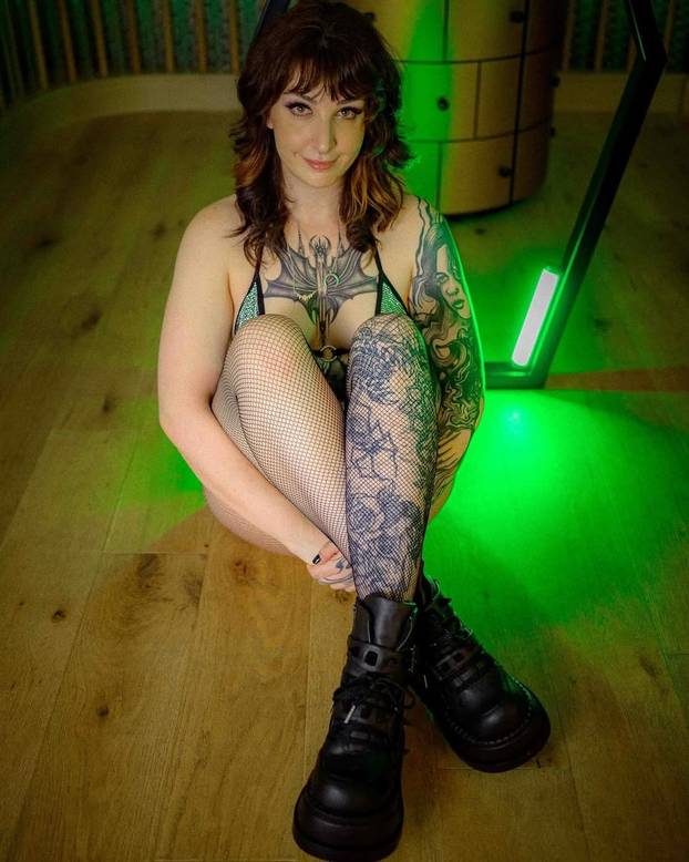 FOTO Ona je visoka 188 cm, a on svega 89 cm. Ljubavni su par: 'U krevetu smo svi iste visine'