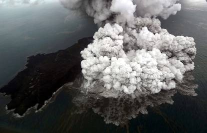 Strah od nove erupcije vulkana: Preusmjerili letove u Indoneziji