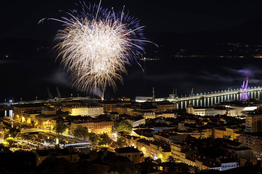 Povodom Dana pobjede na Molo Longu zapaljene  baklje nakon kojih je usljedio vatromet