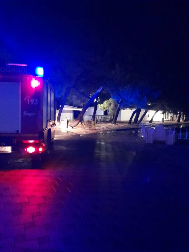 Kao armagedon! Pogledajte posljedice oluje u Biogradu