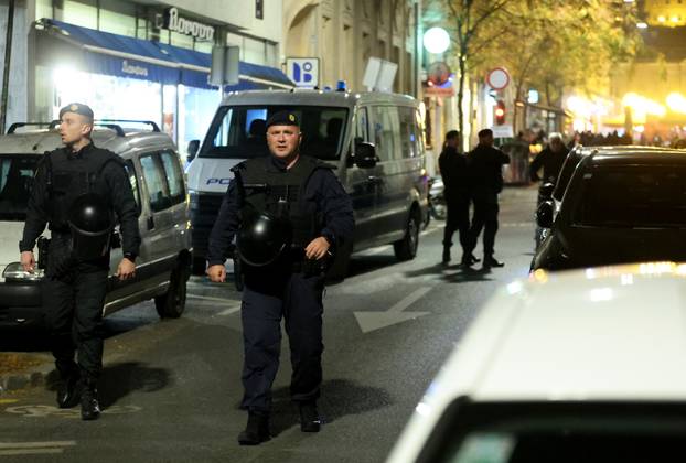 Zagreb: Maskirani muškarci otpjevali svoje ispred Srpskog kulturnog centra i razišli se nakon dolaska interventnih policajaca