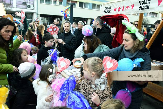 Sisak: Nekoliko stotina mališana iz dječjih vrtića i osnovnih škola sudjelovalo je na tradicionalnom Sisačkom fašniku