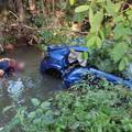 FOTO Užas kod Požege! Autom sletio u Veličanku, ozlijeđene ljude ostavio u vodi i pobjegao