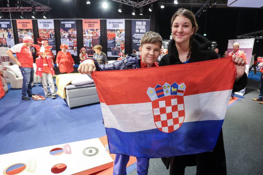 Herning: Navijači očekuju početak utakmice Hrvatska i Njemačka u polufinalu EHF Europskog prvenstva