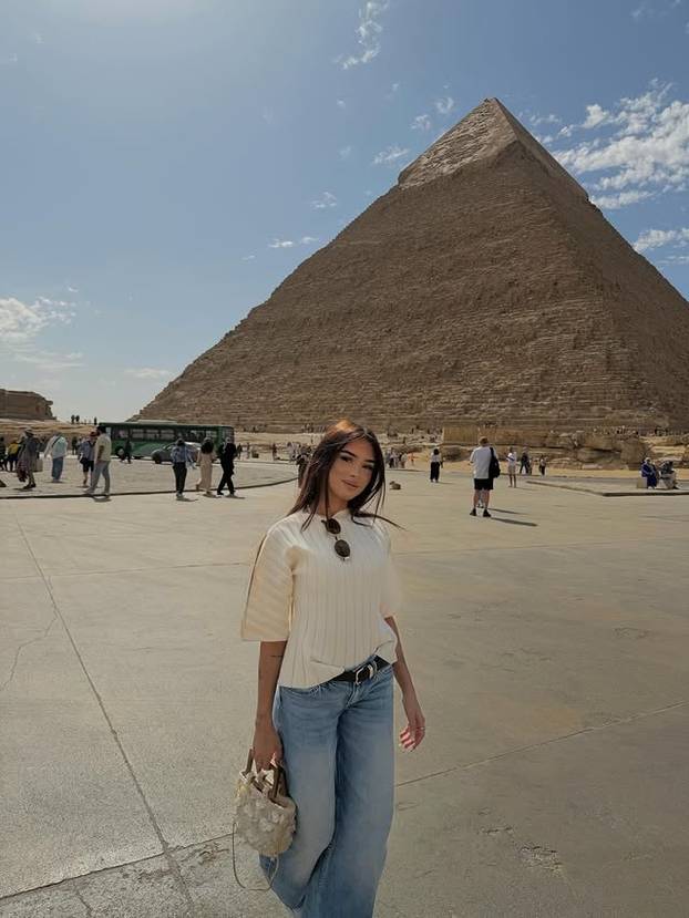 FOTO Tko je ova tajanstvena ljepotica? Društvene mreže gore zbog fotki u oskudnom bikiniju