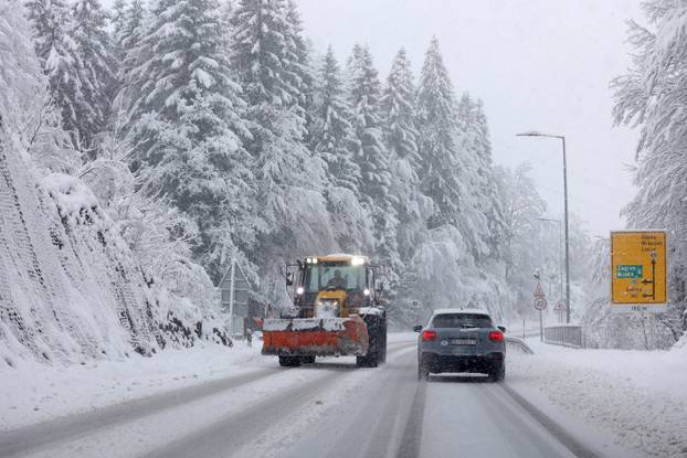 Zbog snijega otežan promet u Gorskom kotaru
