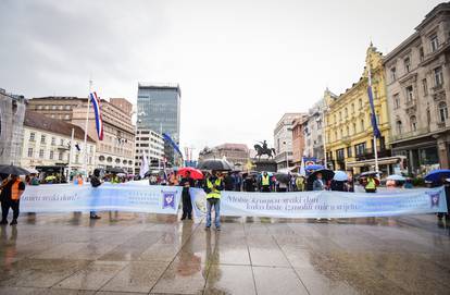 Pod šarenim kišobranima digle plakate i stale pred molitelje na Trgu: 'Ja o sebi odlučujem!'