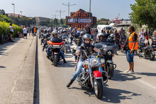 Nekoliko tisuća vlasnika Harley Davidsona prolazi kroz Pulu u defileu