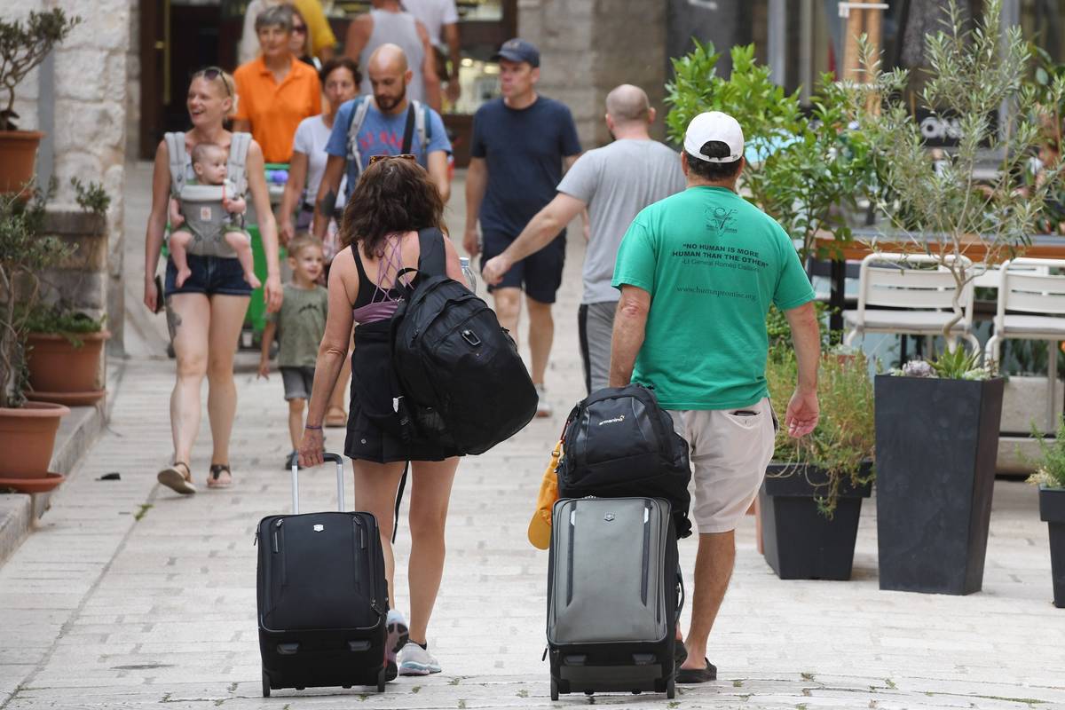 'Ljudi pristaju na svašta: Odu na sezonu uz obećanje o većoj plaći a dočeka ih teško izrabljivanje'