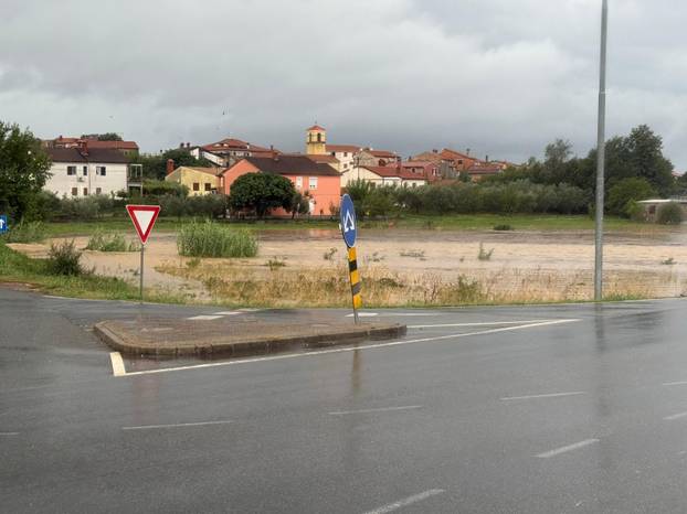FOTO U dva sata 2000 udara munja! Palo 100 l kiše po m2! Pogledajte šokantne fotografije