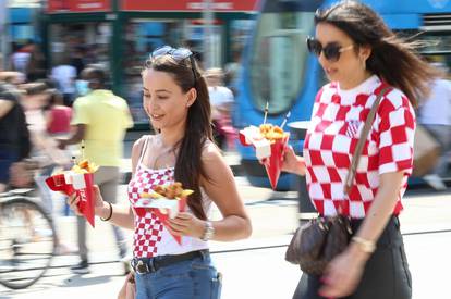 Sve je u kockicama: Pogledajte navijanje u Zagrebu i Splitu